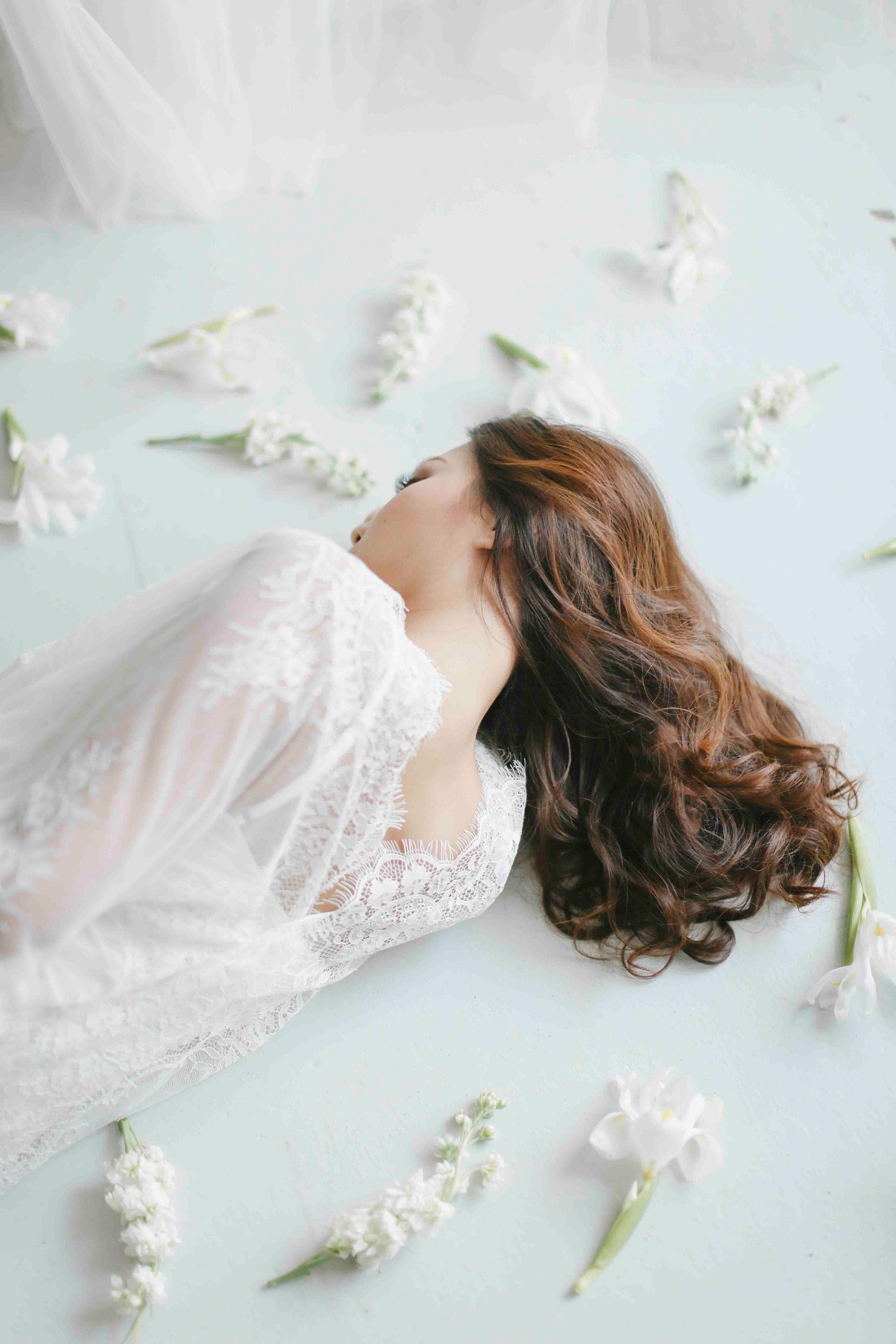 Mon Trésor Lace Kaftan (Blanc) - Bells & Birds