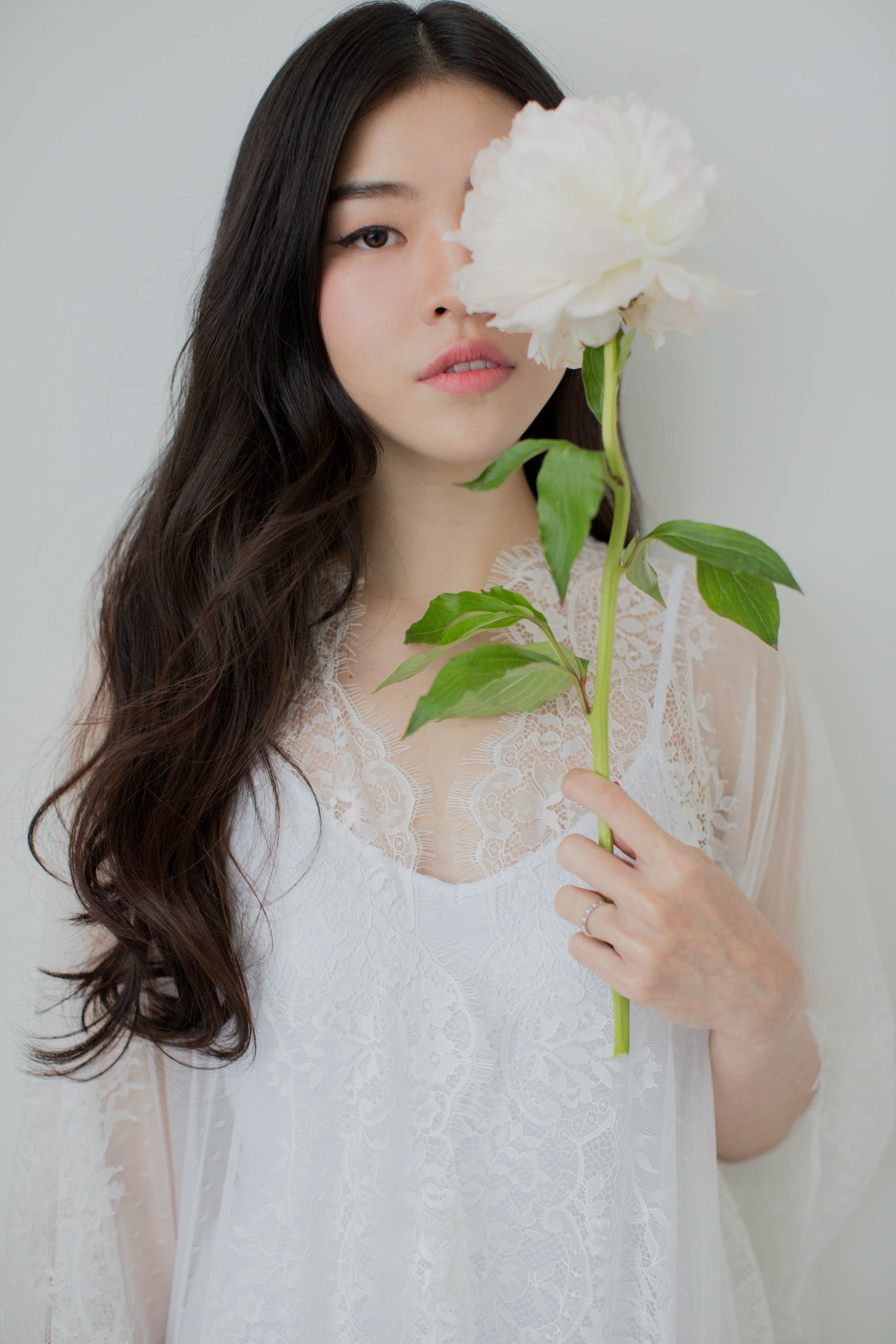 Mon Trésor Lace Kaftan (Blanc) - Bells & Birds