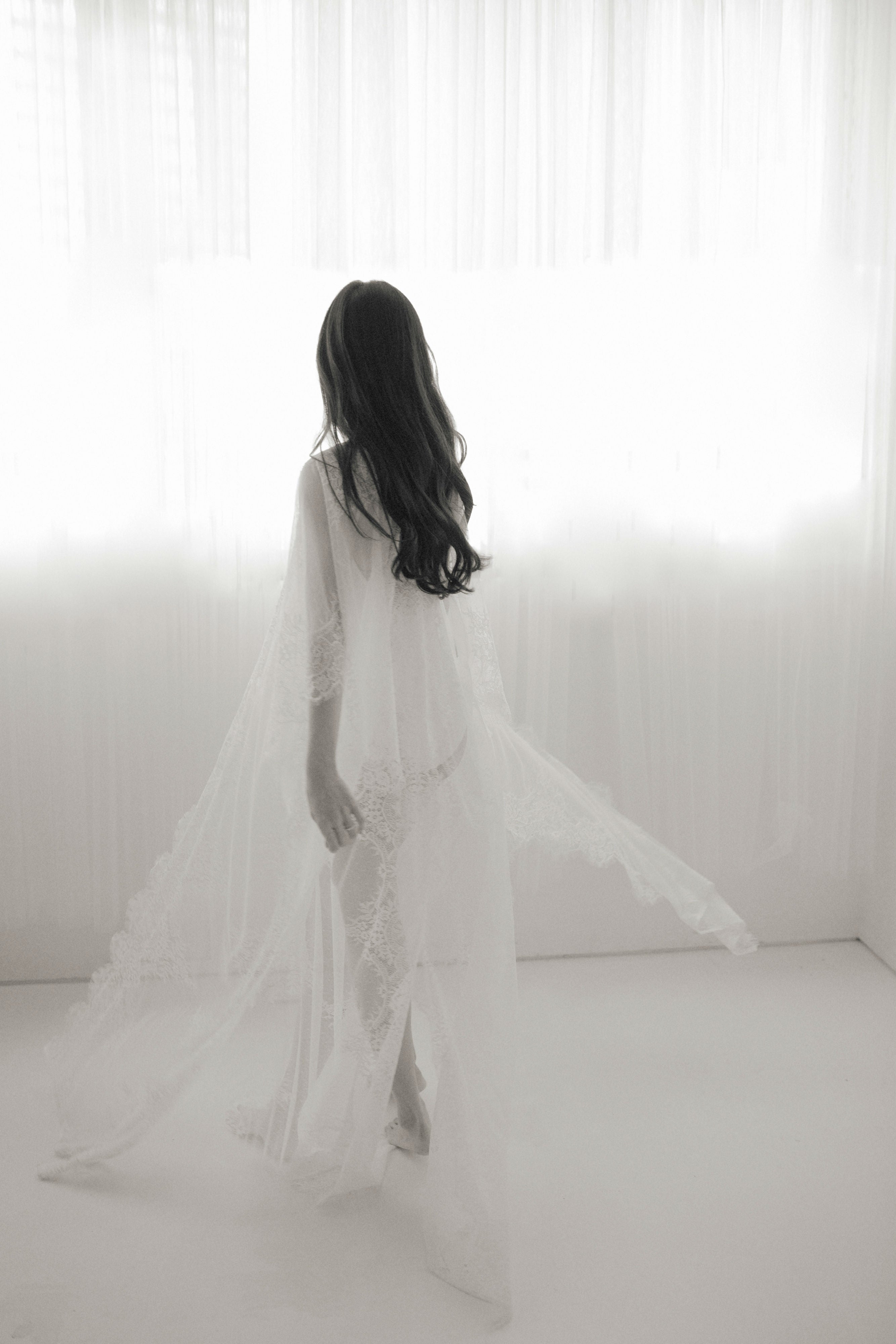 Mon Trésor Lace Kaftan (Blanc) - Bells & Birds