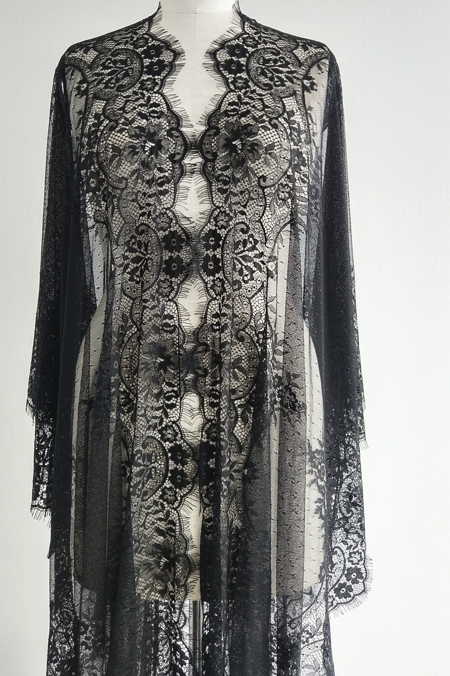 Mon Trésor Lace Kaftan (Noir) - Bells & Birds