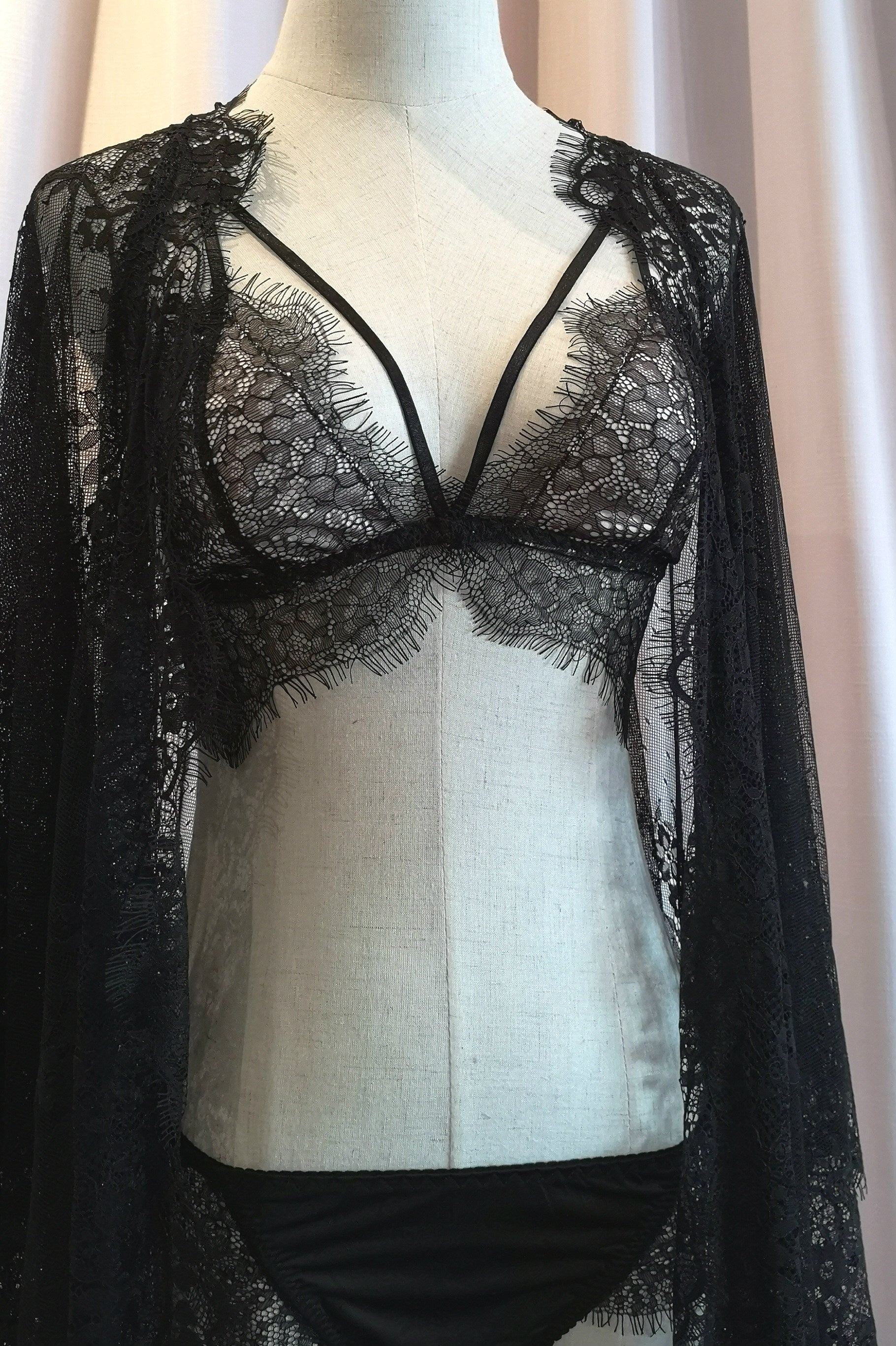 Mon Trésor Lace Kaftan (Noir) - Bells & Birds