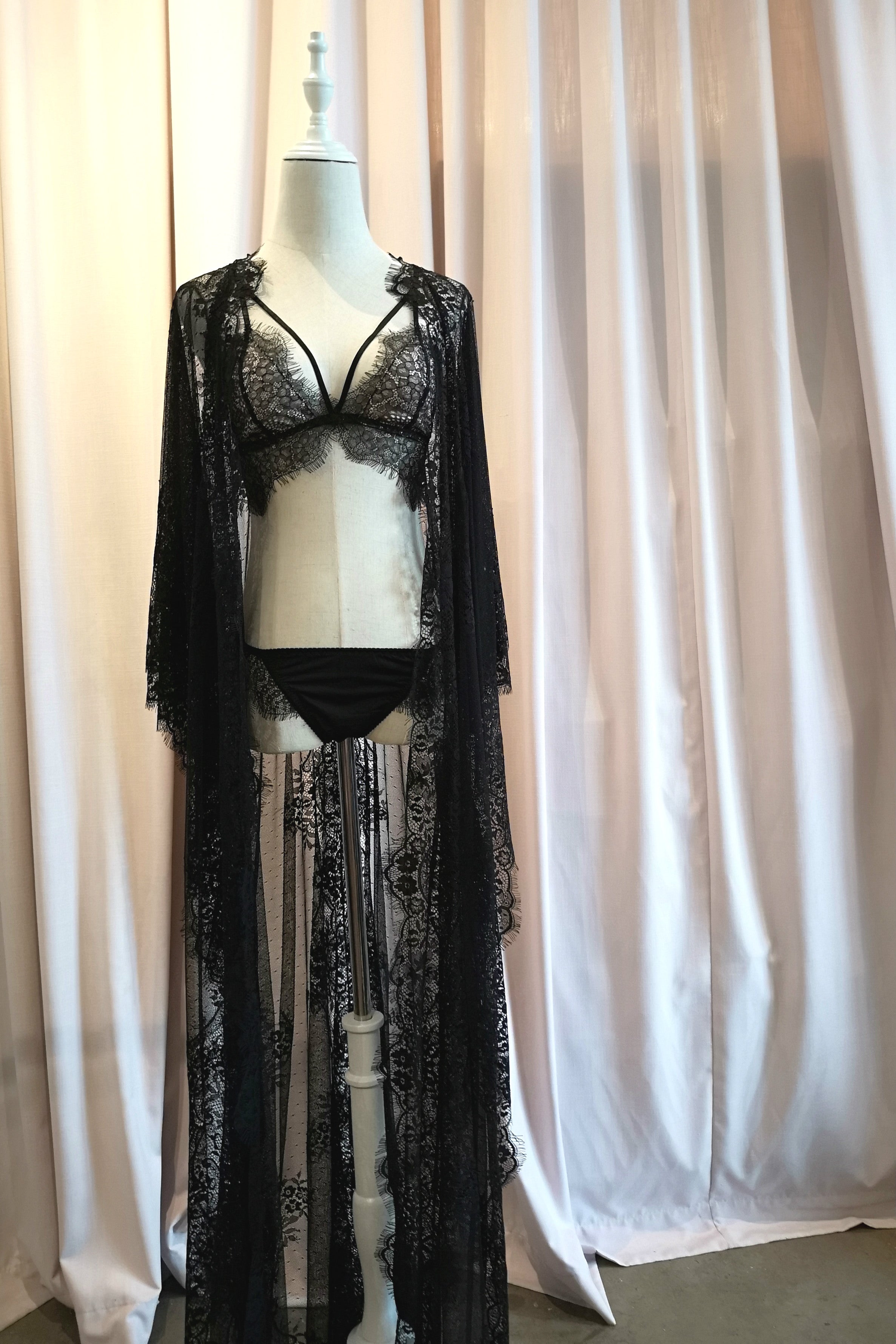 Mon Trésor Lace Kaftan (Noir) - Bells & Birds