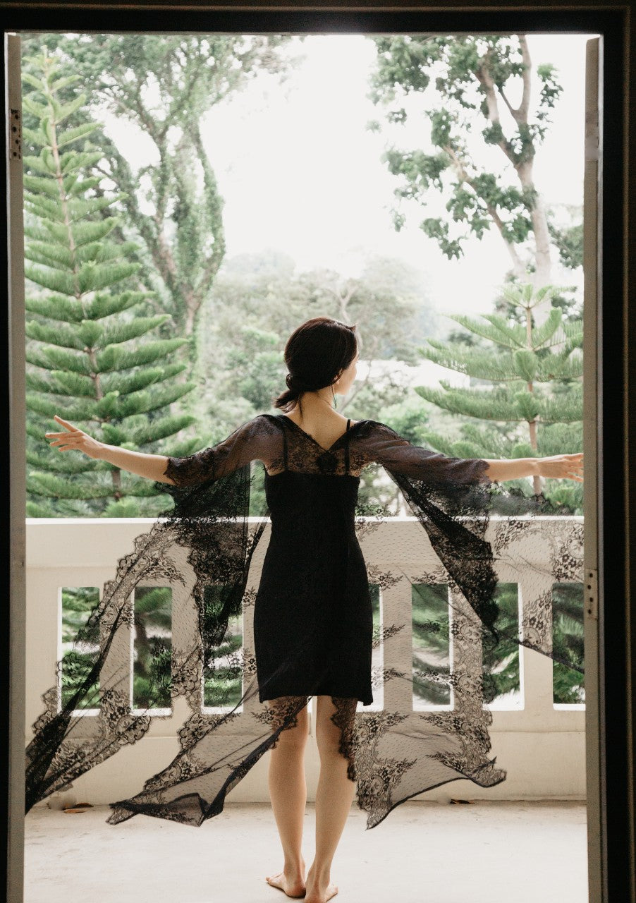 Mon Trésor Lace Kaftan (Noir) - Bells & Birds