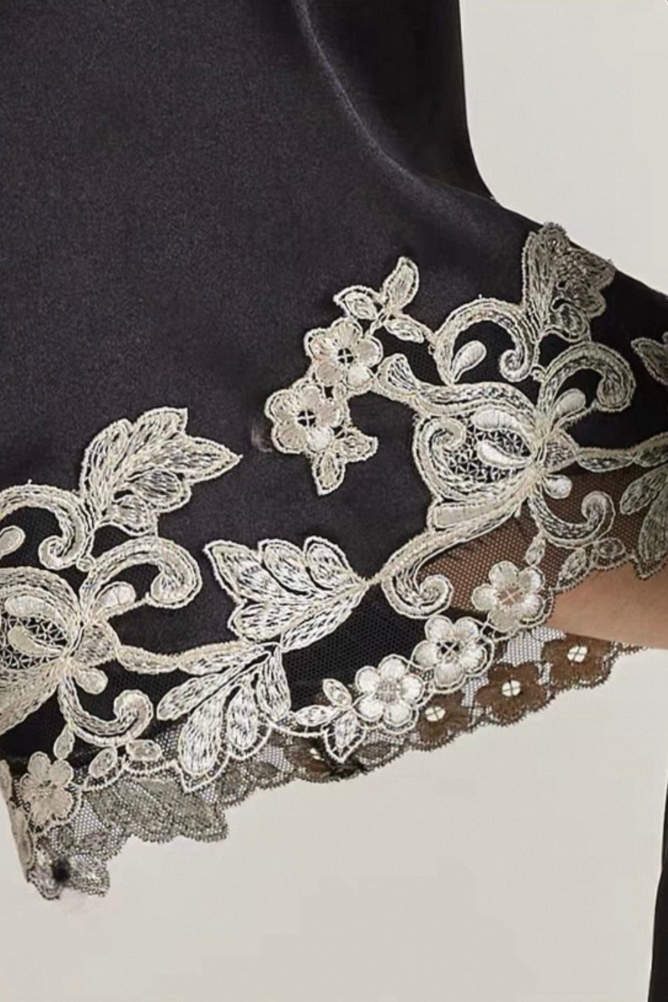 Florentine Mulberry Silk Robe (Black) - Bells & Birds